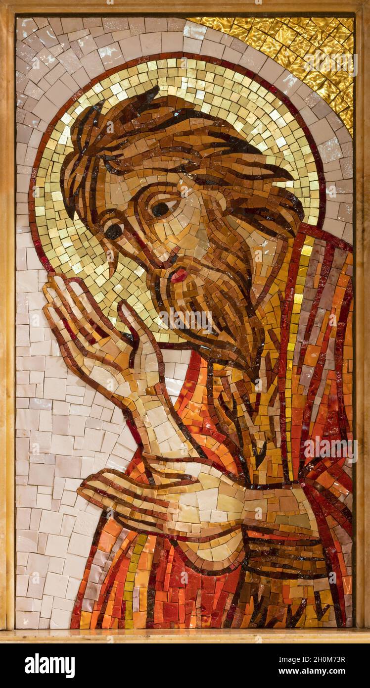 ROMA, ITALIA - 31 AGOSTO 2021: Il moderno mosaico di San Giovanni Battista nella chiesa Chiesa di Santa Maria Addolorata. Foto Stock