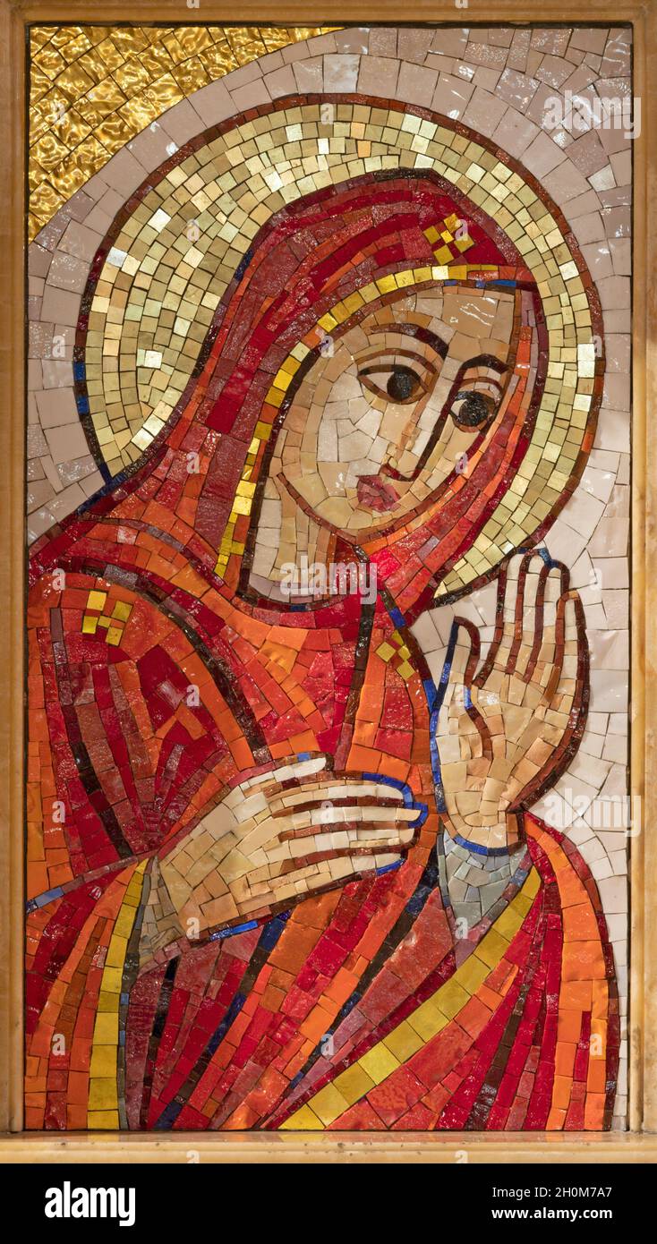 ROMA, ITALIA - 31 AGOSTO 2021: Il moderno mosaico della Vergine Maria nella chiesa Chiesa di Santa Maria Addolorata. Foto Stock