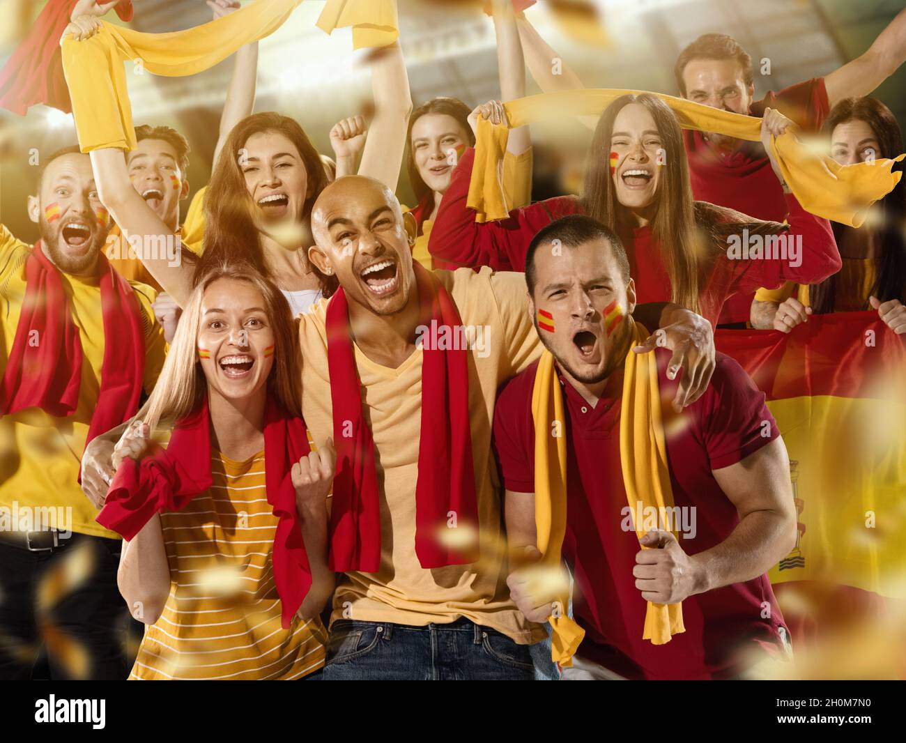 Calcio spagnolo, tifosi di calcio che allietano la loro squadra con sciarpe  rosse gialle allo stadio. Concetto di sport, emozioni, evento di squadra,  competizione Foto stock - Alamy