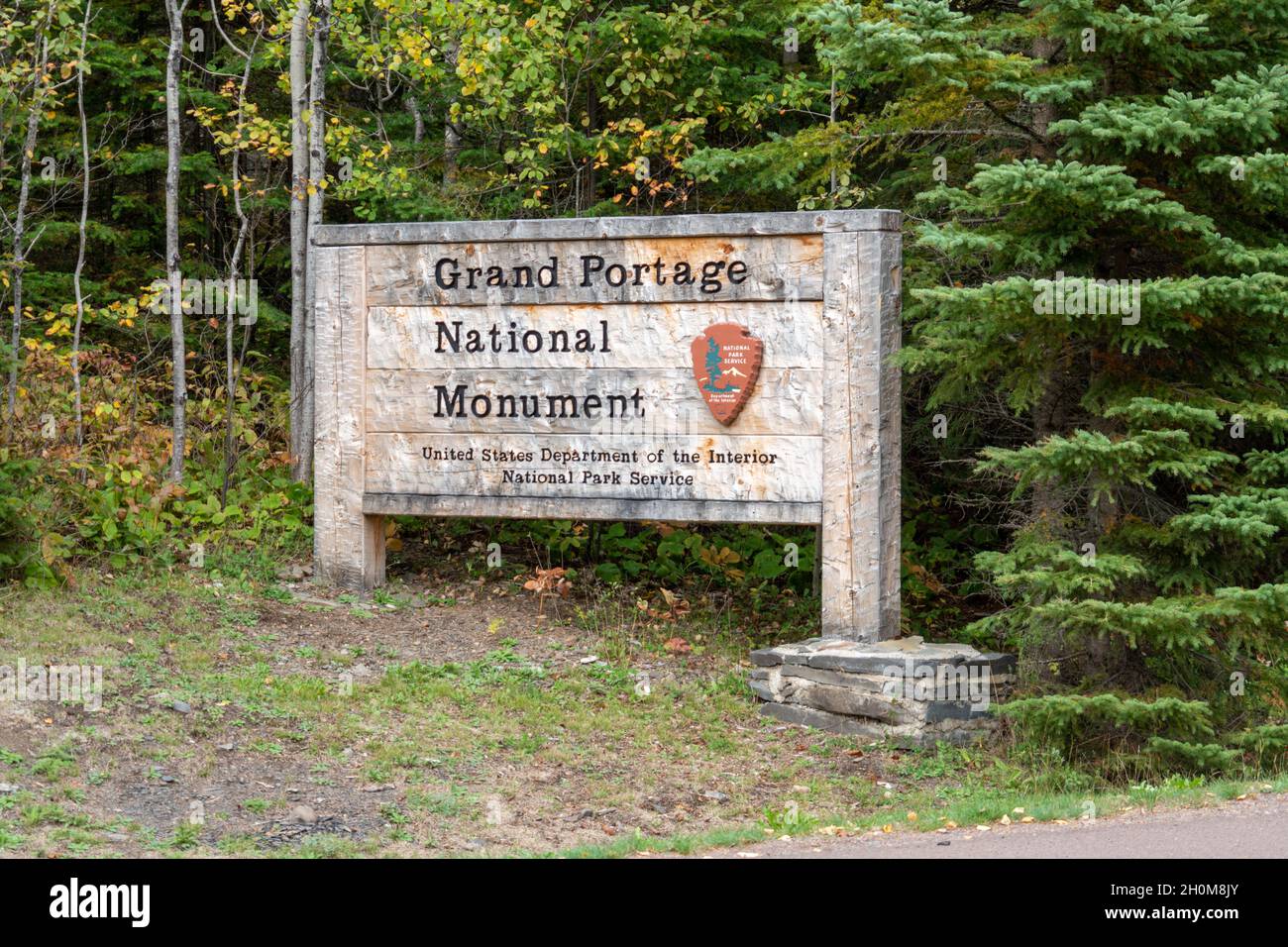 Minnesota, USA - 5 ottobre 2021: Cartello di benvenuto e ingresso al Grand Portage National Monument Foto Stock