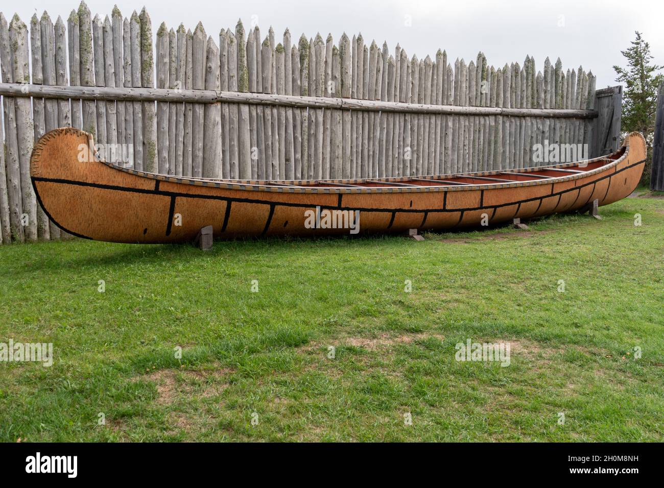 Minnesota, USA - 5 ottobre 2021: Ojibwe (Ojibwa) Birch-Bark canoa in mostra al Grand Portage National Monument Foto Stock