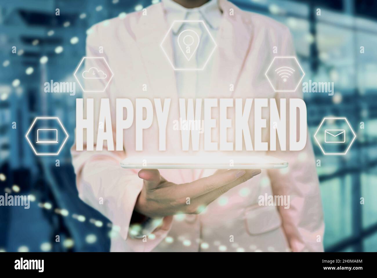 Scrittura visualizzazione testo Happy Weekend. Concetto di business qualcosa di bello è accaduto o si sentono soddisfatti della vita Lady uniforme in piedi mano tablet Foto Stock