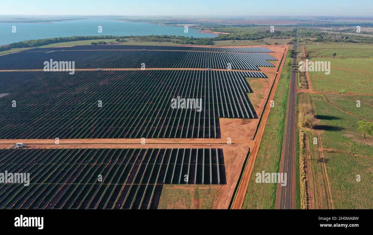 Pereira Barreto, Brasile. 13 ottobre 2021. Il più grande parco solare dello stato di São Paulo, è stato inaugurato venerdì 8 ottobre, nella città di Pereira Barretos, all'interno di São Paulo, vicino alla centrale idroelettrica di 3 Irmãos, che ha il suo volume utile a zero, secondo il sito web. LA società responsabile è (EDPR), una multinazionale portoghese dell'energia. Il parco ha la capacità di generare 252 megawatt, sufficiente per fornire una città con 700,000 abitanti. Credit: Joel Silva/FotoArena/Alamy Live News Foto Stock