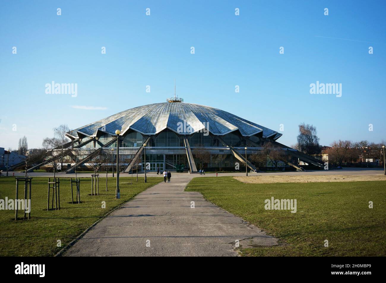 POZNAN, POLONIA - 18 apr 2013: Il percorso che conduce all'arena di Hala Foto Stock