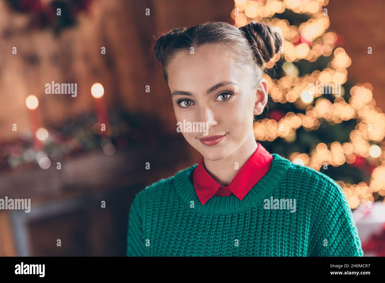 Foto di giovane ragazza felice sorriso positivo indossare il maglione verde natale atmosfera spirito noel interni Foto Stock