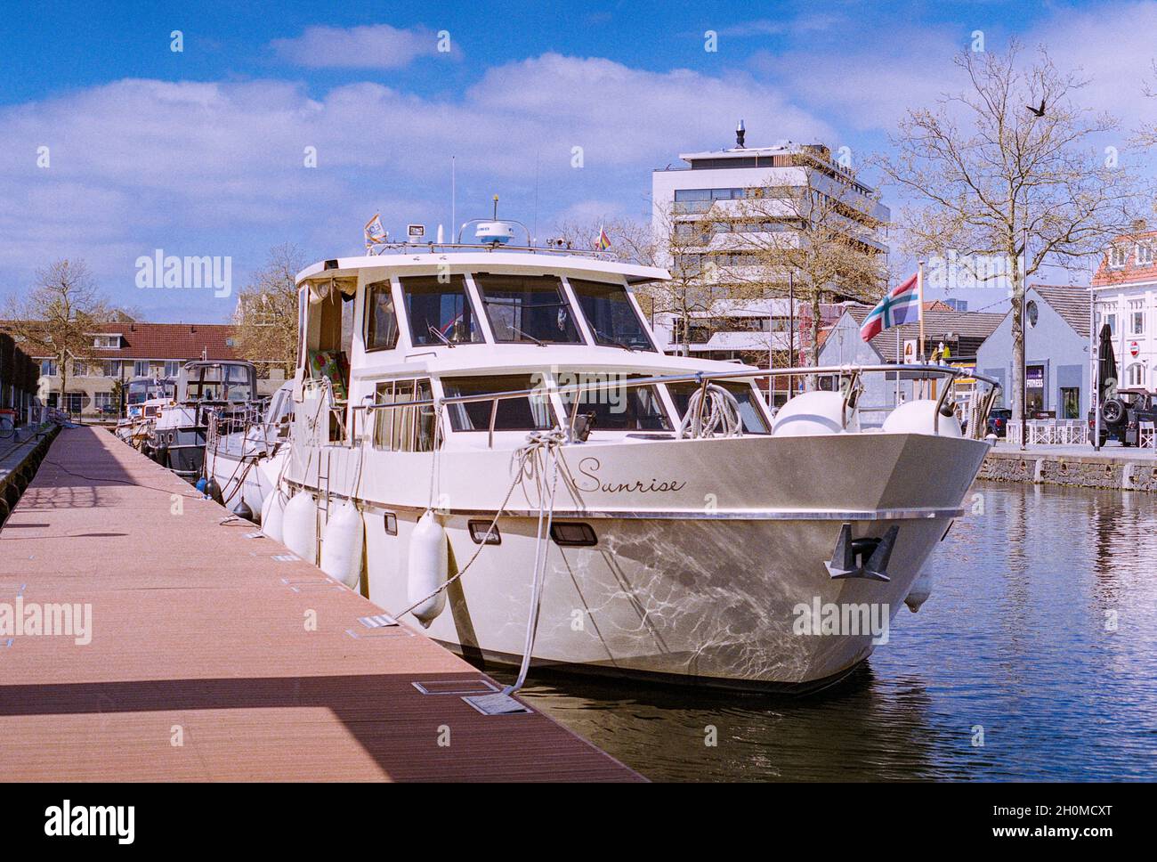Tilburg, Paesi Bassi. Lo Yacht privato: 'Sunrise' ormeggiato al porto della città di Piushaven per un breve e rilassante soggiorno. Foto Stock