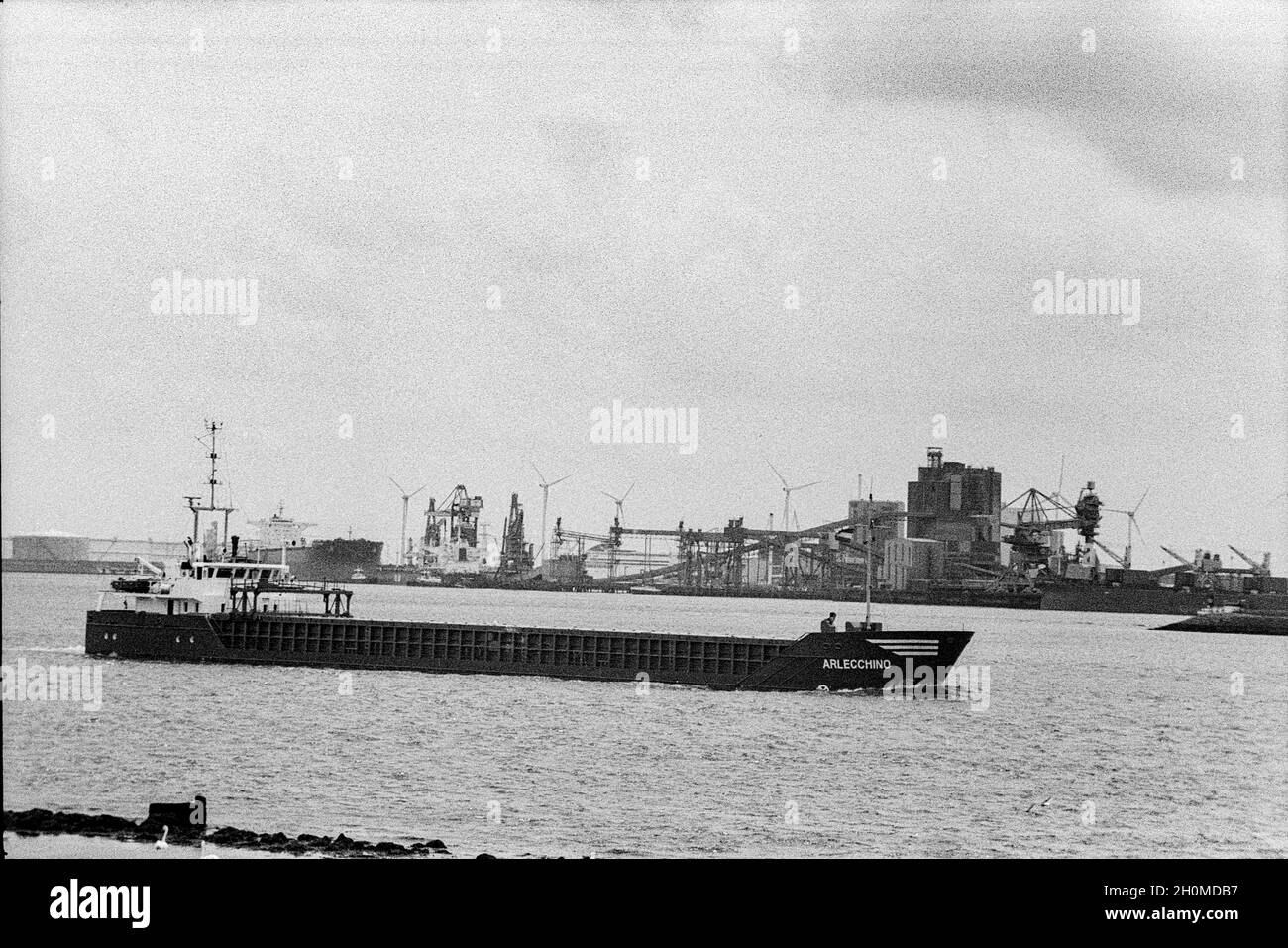 Gancio di Olanda, Paesi Bassi. La nave da chiatta interna Arlechhino che naviga attraverso il porto di Rotterdam. Foto Stock