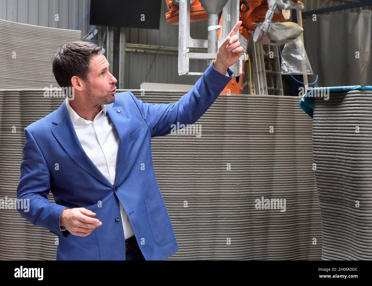 Zdar nad Sazavou, Repubblica Ceca. 13 ottobre 2021. Azienda di automazione ICE responsabile servizi industriali Tomas Vranek presenta la prima azienda robotica per la stampa 3D di prodotti in calcestruzzo a Zdar nad Sazavou, Repubblica Ceca, 13 ottobre 2021. Credit: Lubos Pavlicek/CTK Photo/Alamy Live News Foto Stock