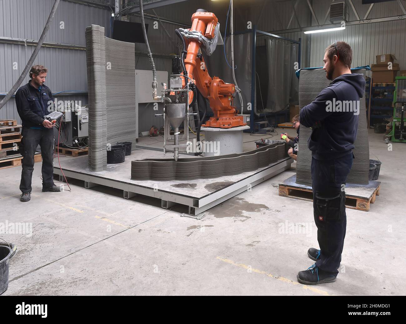 Zdar nad Sazavou, Repubblica Ceca. 13 ottobre 2021. Azienda di automazione ICE Industrial Services presenta la prima azienda robotica per la stampa 3D di prodotti in calcestruzzo a Zdar nad Sazavou, Repubblica Ceca, 13 ottobre 2021. Credit: Lubos Pavlicek/CTK Photo/Alamy Live News Foto Stock