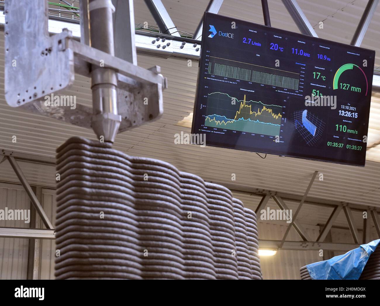 Zdar nad Sazavou, Repubblica Ceca. 13 ottobre 2021. Azienda di automazione ICE Industrial Services presenta la prima azienda robotica per la stampa 3D di prodotti in calcestruzzo a Zdar nad Sazavou, Repubblica Ceca, 13 ottobre 2021. Credit: Lubos Pavlicek/CTK Photo/Alamy Live News Foto Stock