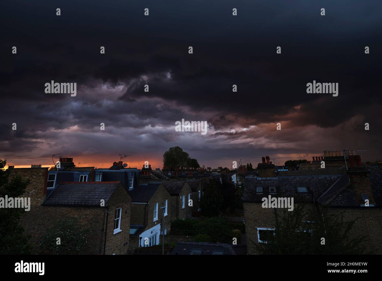 Stormy Skies sulla periferia di Londra, regno unito Foto Stock