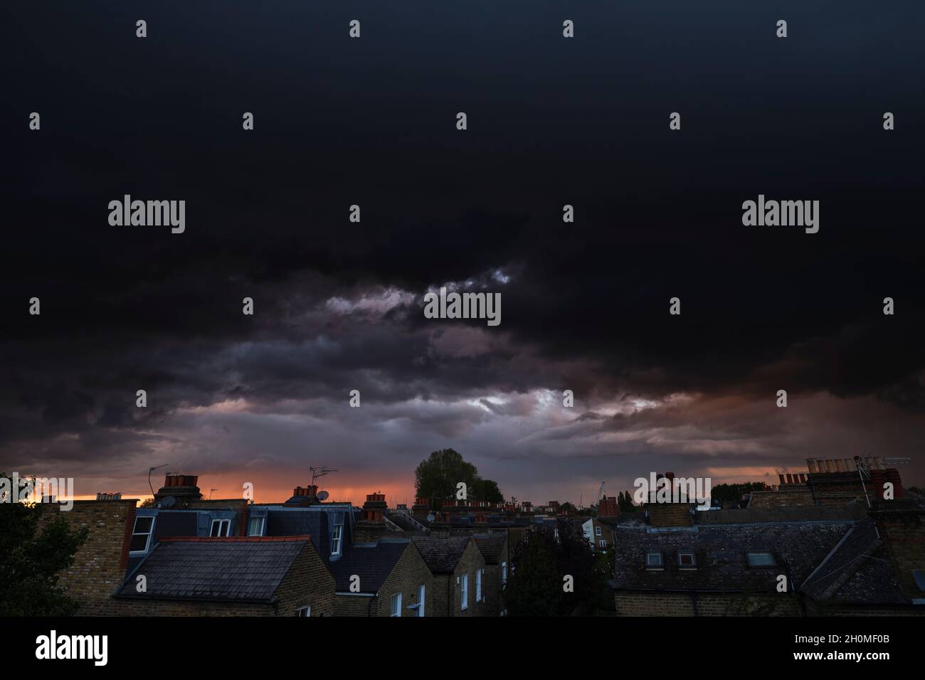 Stormy Skies sulla periferia di Londra, regno unito Foto Stock