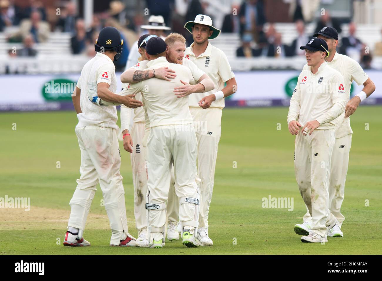 Ben Stokes in Inghilterra celebra il fatto che Jonny Bairstow cattura Shadab Khan in Pakistan Foto Stock