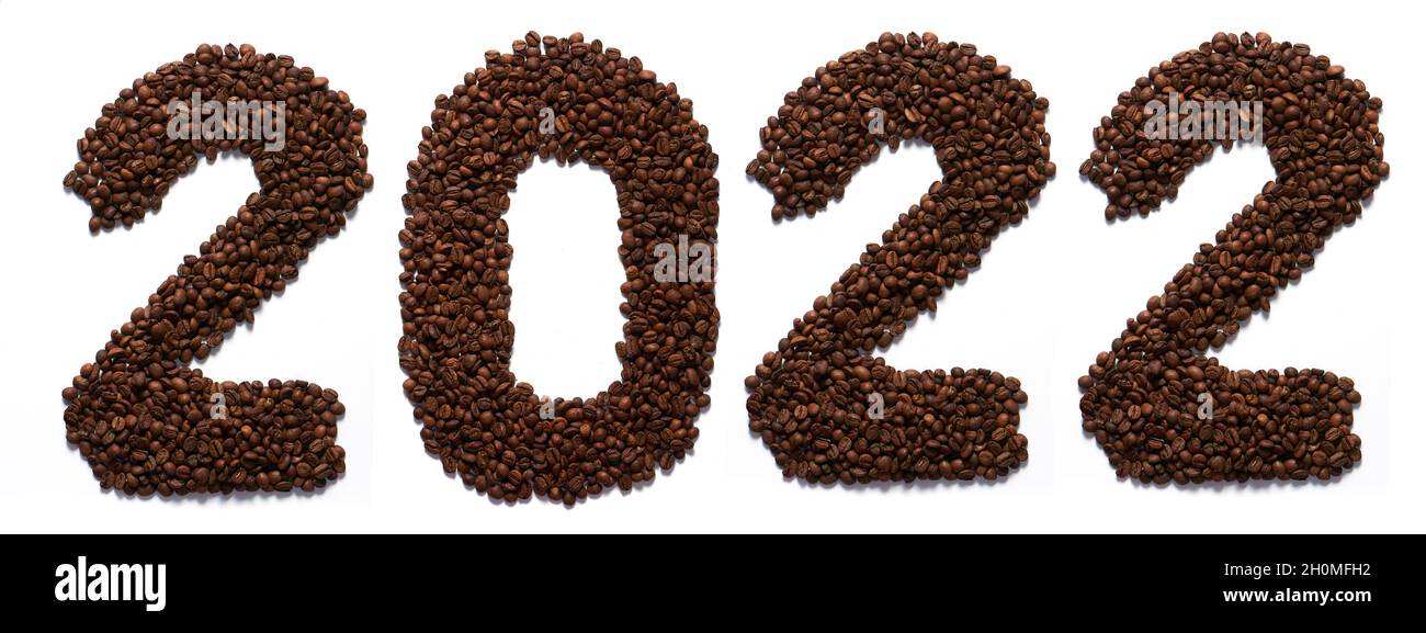 Le cifre di 2022 da chicchi di caffè su uno sfondo bianco isolato Foto Stock