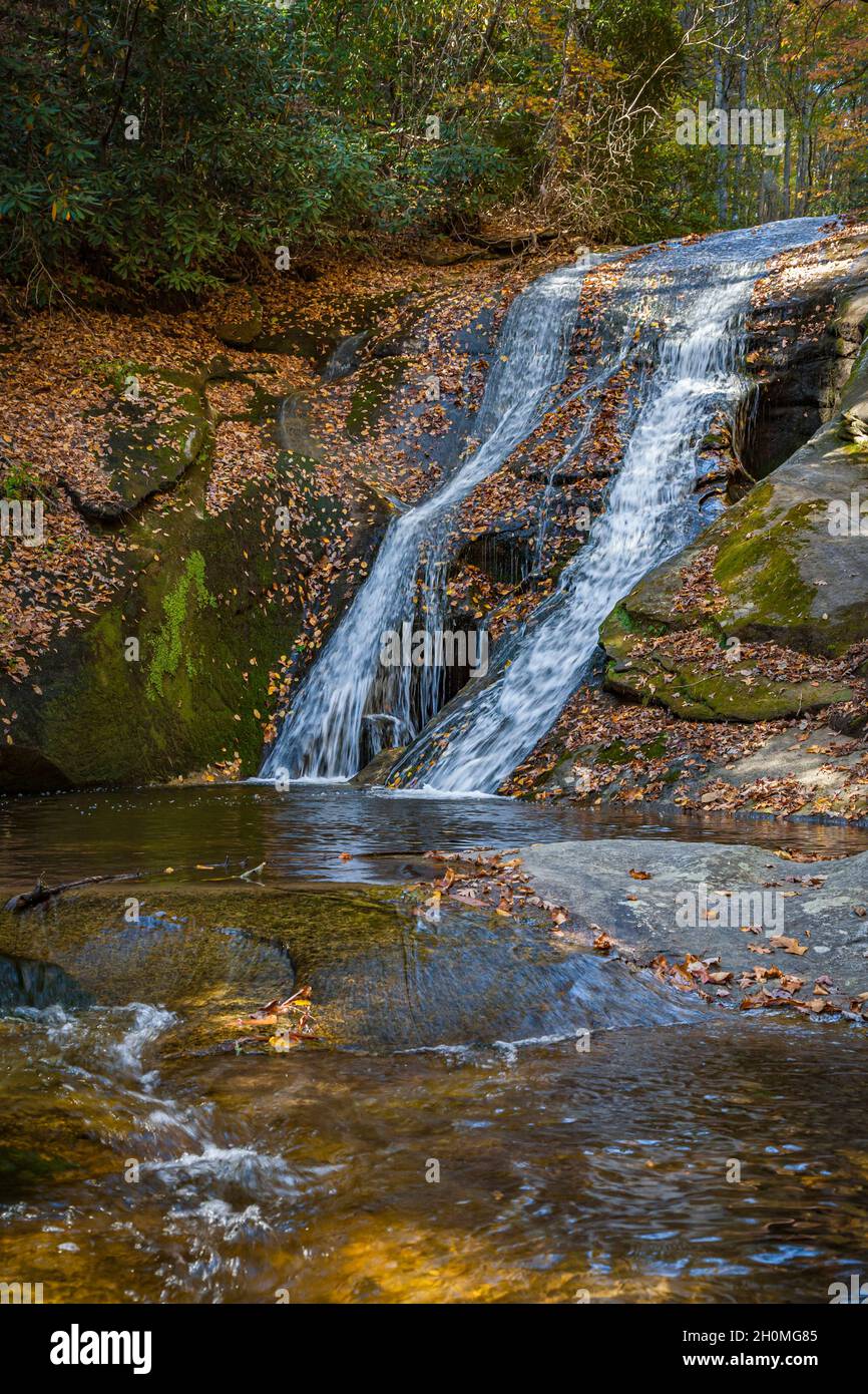 Cascate di Widow Creek nel parco statale Stone Mountain, Carolina del Nord, USA Foto Stock
