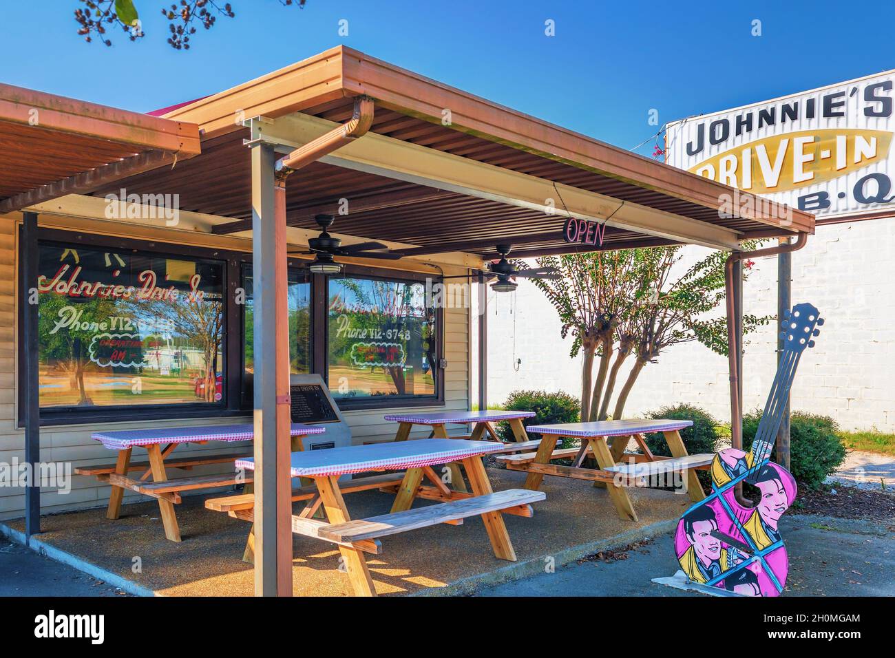Il ristorante Johnnie's Drive-in si dice essere il luogo preferito per gli cheeseburger per il giovane Elvis Presley a Tupelo, Mississippi, Stati Uniti. Foto Stock