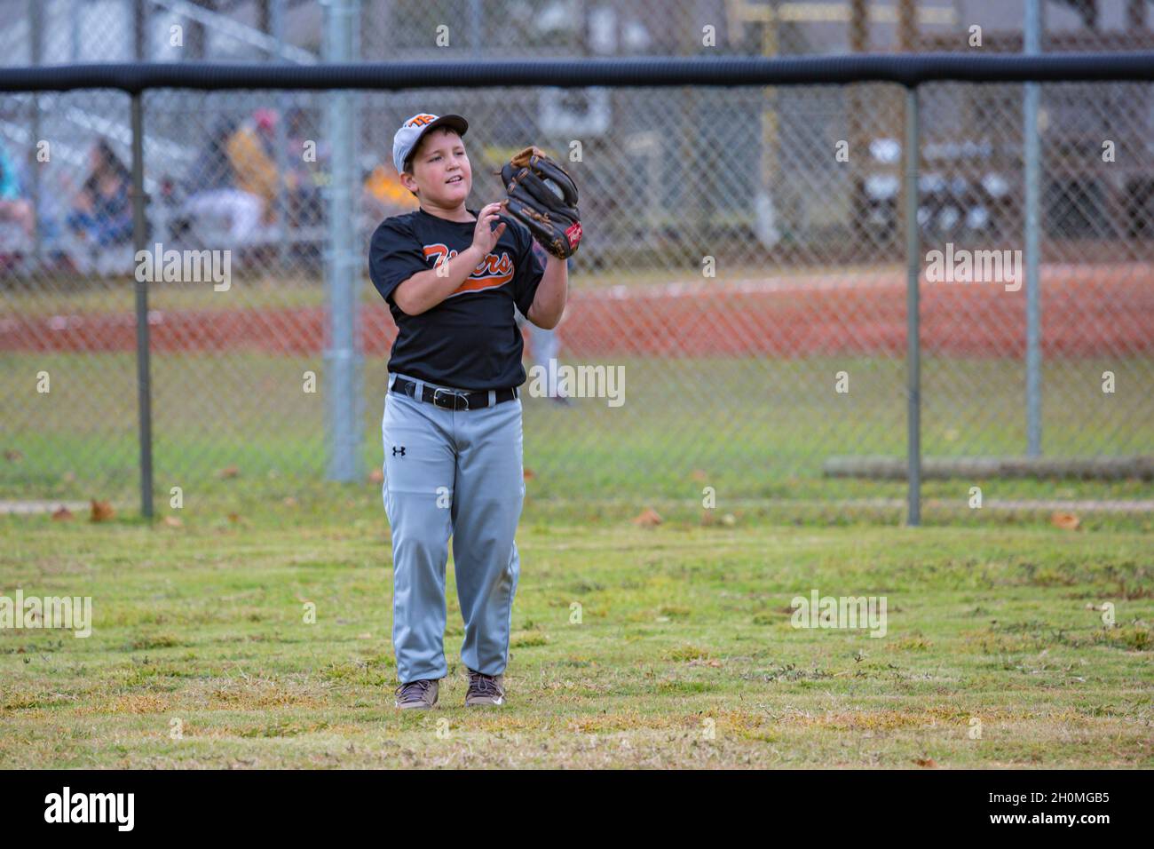 Giovane maschio pre-teen che gioca a baseball in uniforme Foto Stock