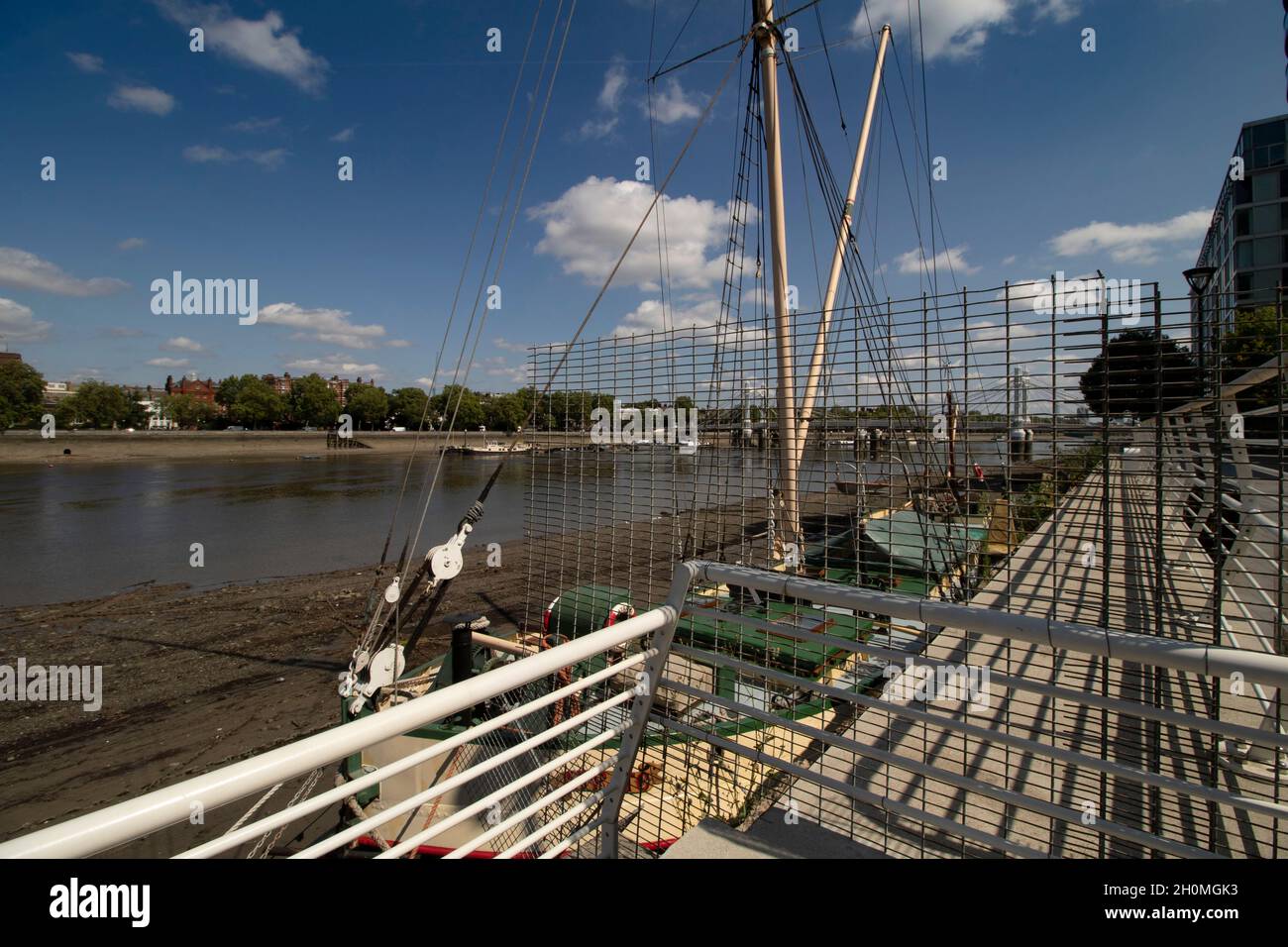 Vista dal sentiero del Tamigi a Battersea a Wandsworth (Inghilterra, Regno Unito, Europa) man mano che la gentrificazione procede Foto Stock