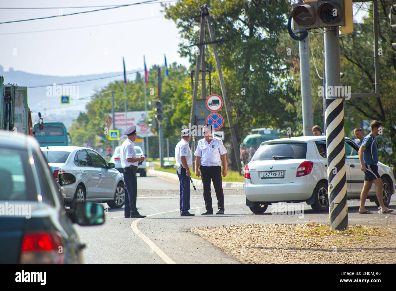 Anapa, Russia-08.21.2019: Polizia stradale fermare i violatori di traffico a un incrocio Foto Stock