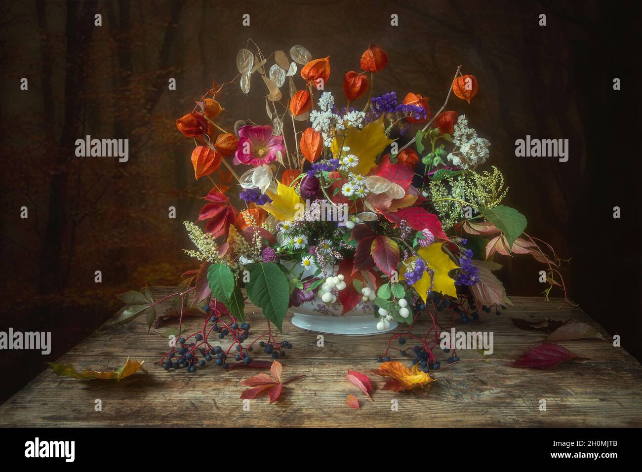 Allestimento autunnale di fiori e foglie Foto Stock