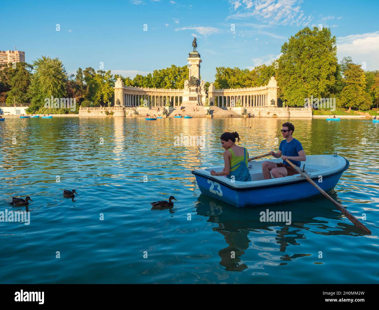 Madrid, Spagna. 08/04/2021. Persone di tutte le età si divertono in barca con le anatre allo stagno nel Parco Buen Retiro di Madrid. Foto Stock