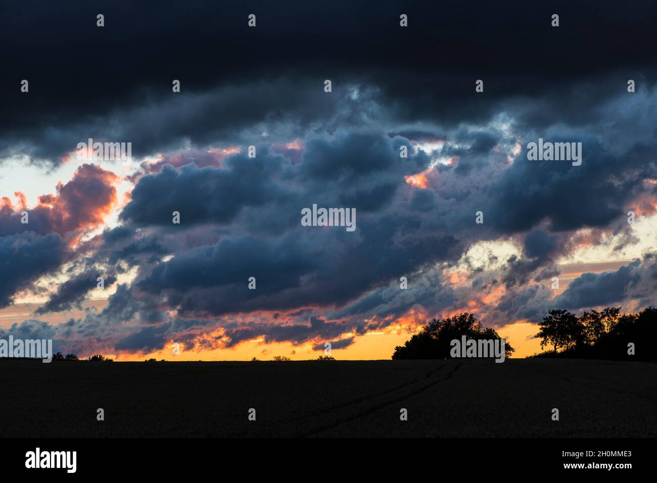 spettacolare nuvoloso scuro nel cielo arancione Foto Stock