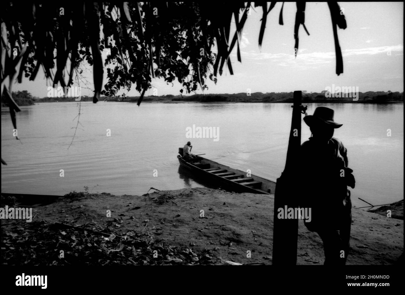 La rotta del fiume Arare a Guasdualito nella zona di confine dello Stato di Apure con la Colombia ha frequenti problemi in presenza delle forze Armate rivoluzionarie della Colombia, FARC. Venezuela. Novembre 15, 2007. Foto Stock