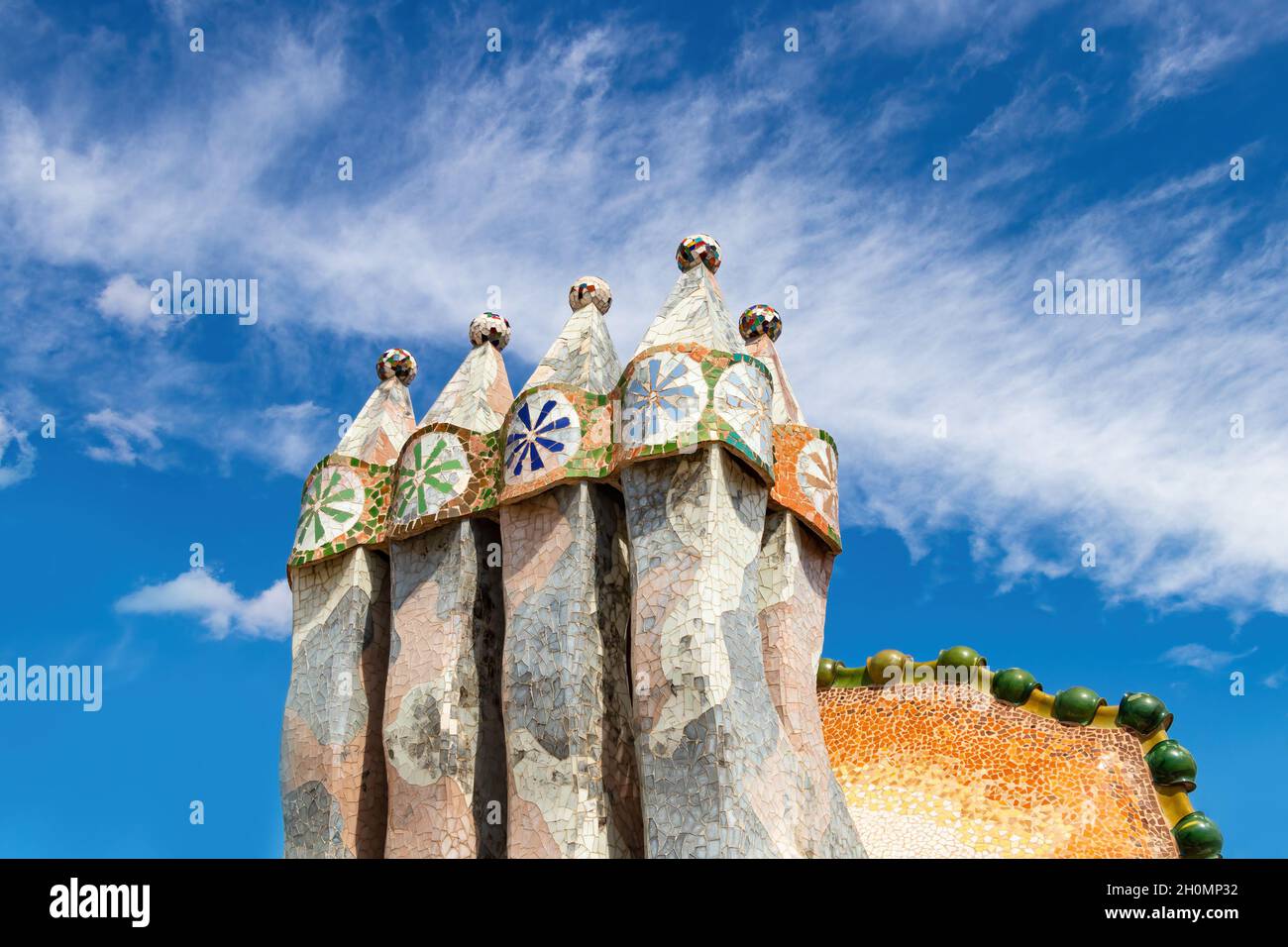 Il Tetto Ad Arco E Camino Di Casa Batllo A Barcellona L edificio il-tetto-ad-arco-e-camino-di-casa-batllo-a-barcellona-l-edificio