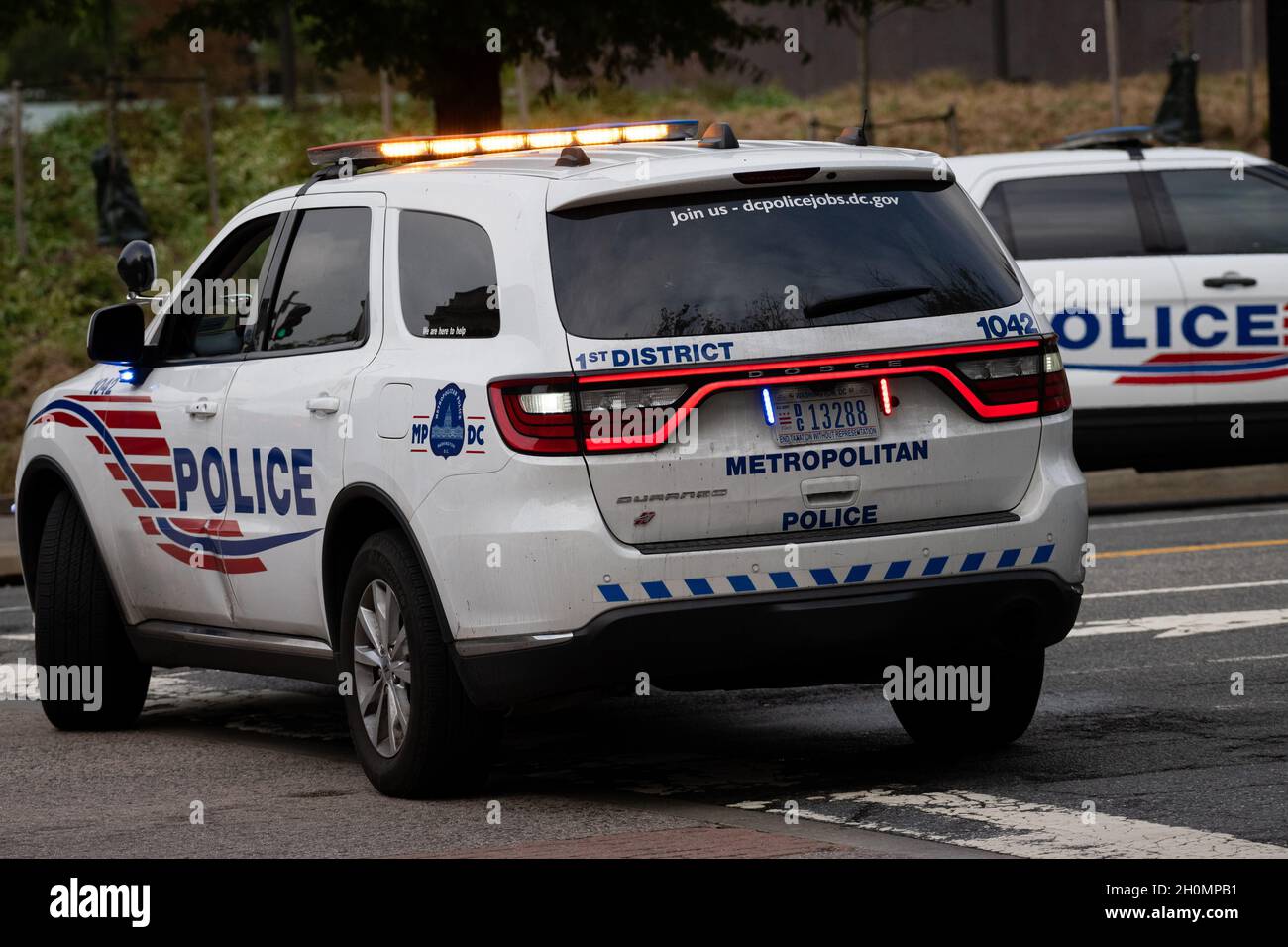 Washington, Stati Uniti. 13 ottobre 2021. Una visione generale di un veicolo della polizia metropolitana di Washington che blocca il traffico nel centro di Washington, DC, mercoledì 13 ottobre 2021, in mezzo alla pandemia di coronavirus. Ieri sera, la Camera dei rappresentanti ha votato a favore di un aumento del tetto del debito a breve termine dopo il Senato la scorsa settimana, poiché sono in corso negoziati tra i democratici progressisti e moderati sulla maggior parte dell'agenda del Presidente Biden. (Graeme Sloan/Sipa USA) Credit: Sipa USA/Alamy Live News Foto Stock