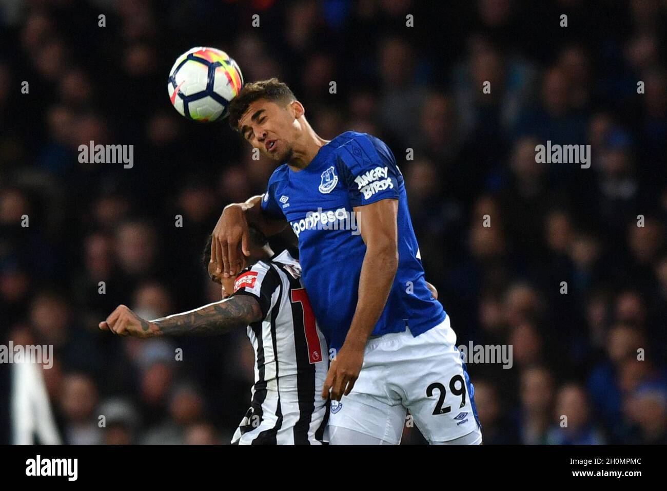 Il Dominic Calvert-Lewin di Everton vince un header Foto Stock