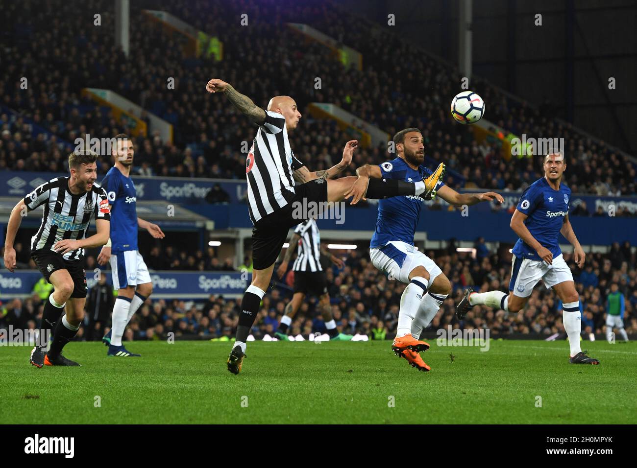 Jonjo Shelvey di Newcastle United libera la palla da Everton's Cenk Tosun Foto Stock