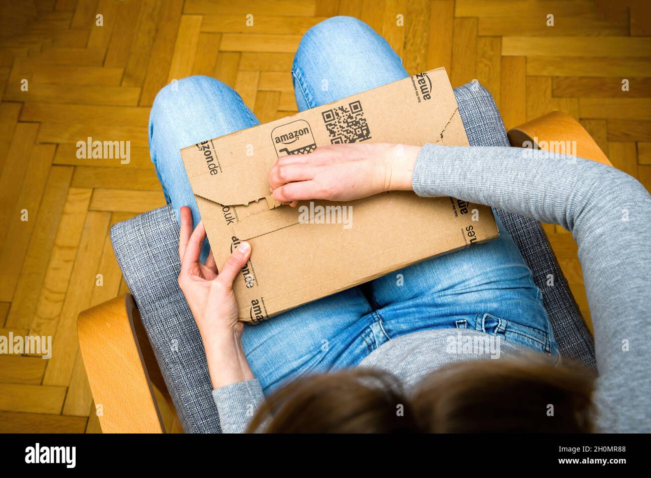 Confezione di cartone disimballaggio in salotto consegna del nuovo pacco Amazon Foto Stock