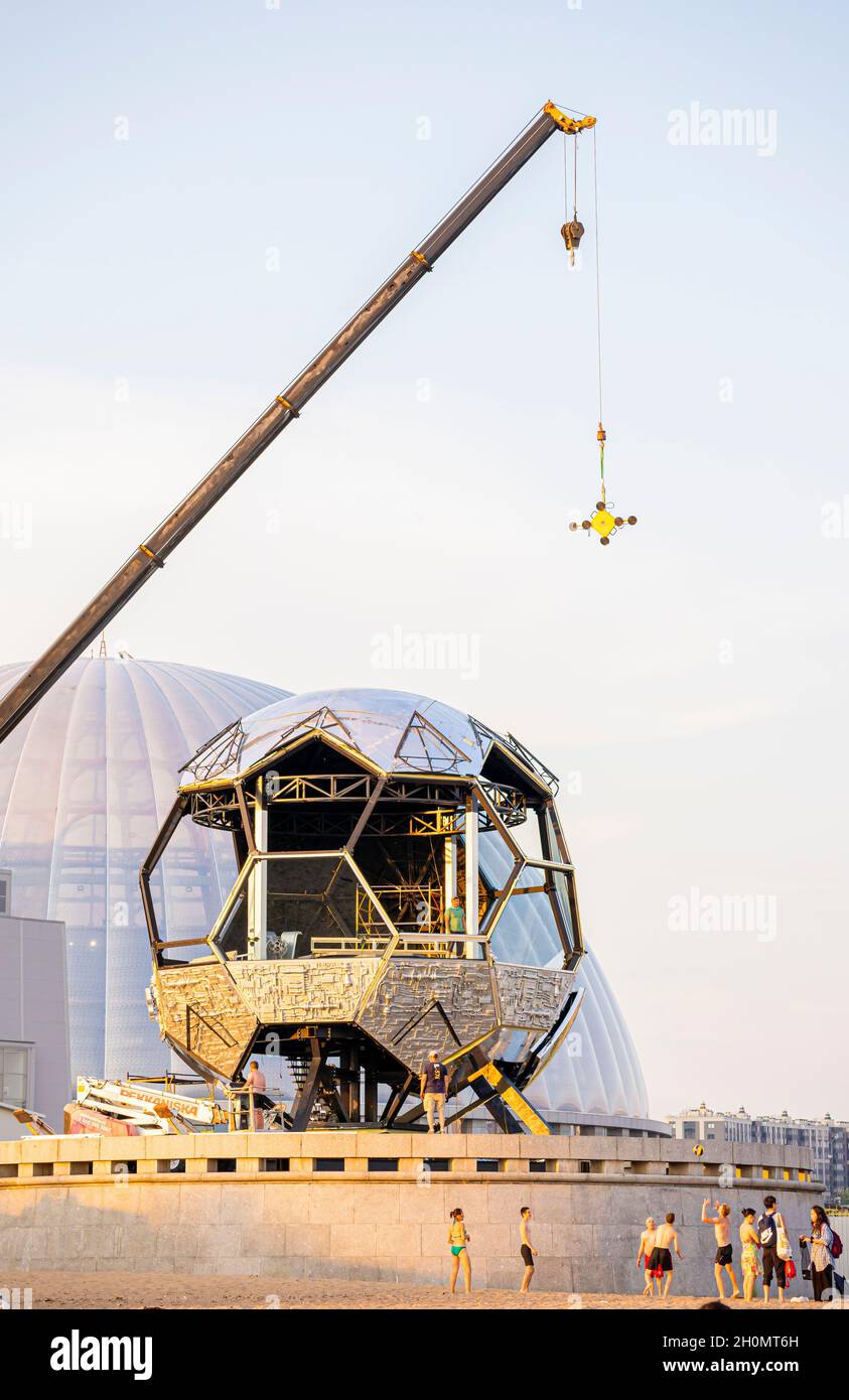 Disassemblaggio della costruzione dello studio del canale TV della partita come un calcio vicino a Gazprom arena, trasmissione speciale, torneo UEFA, San Pietroburgo Russia Foto Stock
