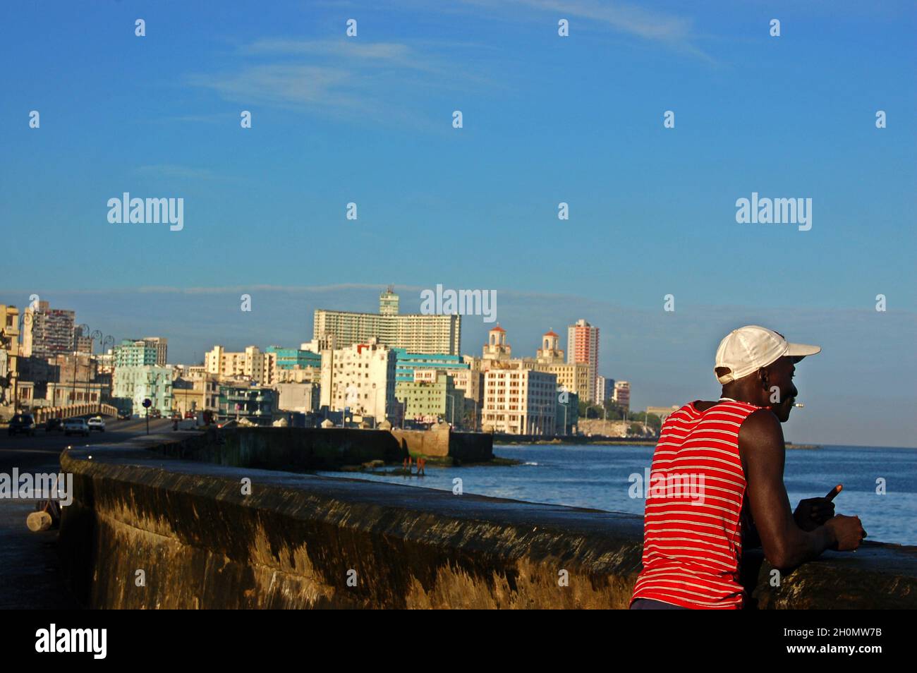 L'Avana, ufficialmente conosciuta come Ciudad de la Habana, è la capitale, il porto principale e il principale centro commerciale di Cuba. La città è una delle 14 province cubane. Ci sono circa 2.4 milioni di abitanti, noti come Habaneros e tra questi quasi 400,000 vivono nella zona urbana rendendo l'Avana la città più grande sia a Cuba che nella regione dei Caraibi. Novembre 30, 2007. Foto Stock