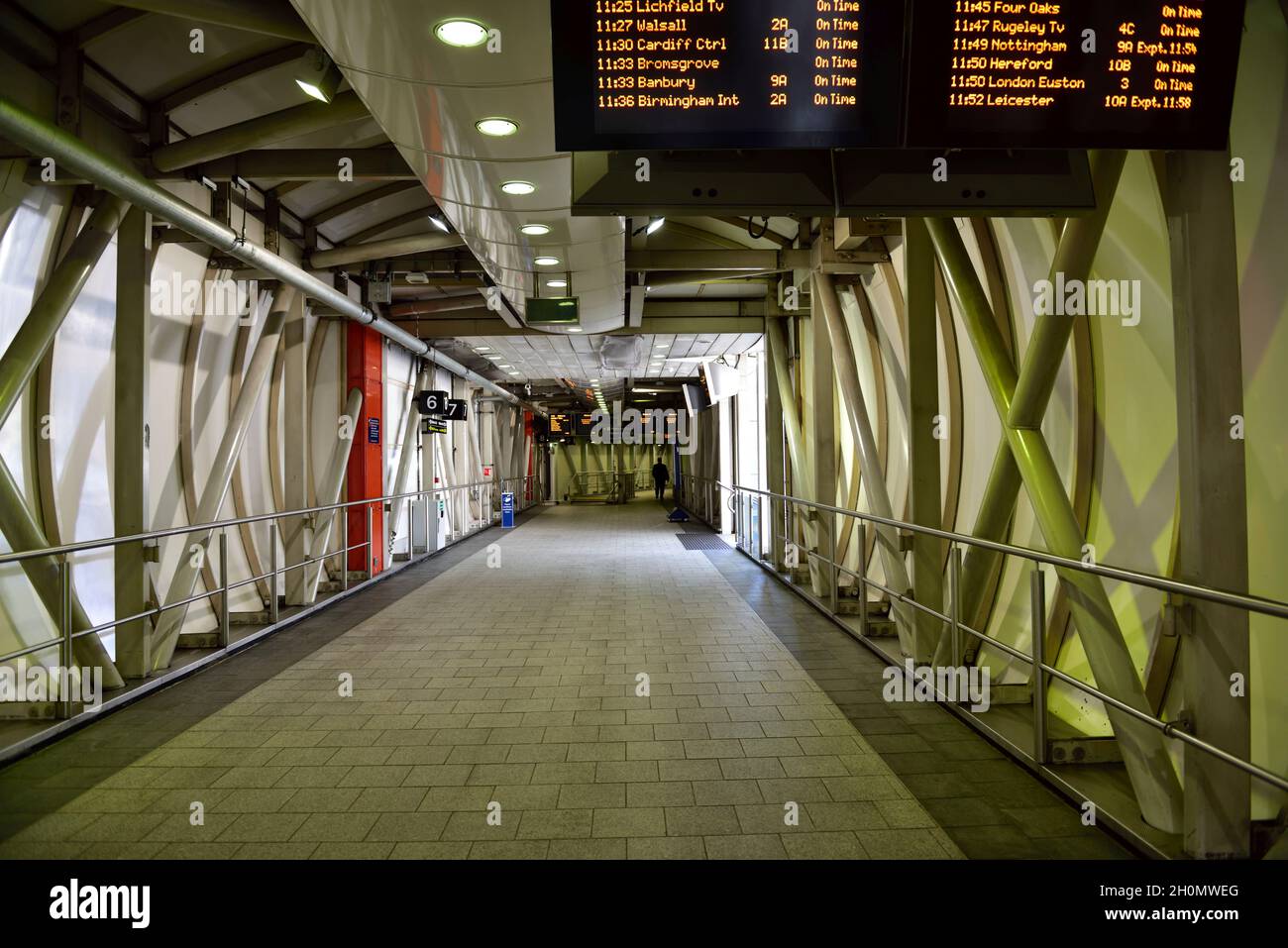 Passerella coperta, passerella recintata, stazione ferroviaria, Birmingham, stazione di New Street, REGNO UNITO Foto Stock