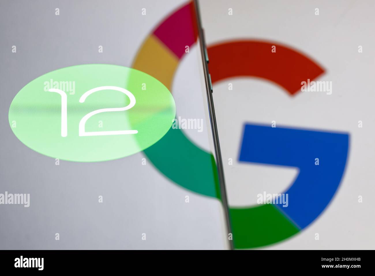 Android è un sistema operativo mobile. La dodicesima versione del sistema operativo Android sviluppato da Google. Logo Android 12 sullo schermo dello smartphone. Foto Stock