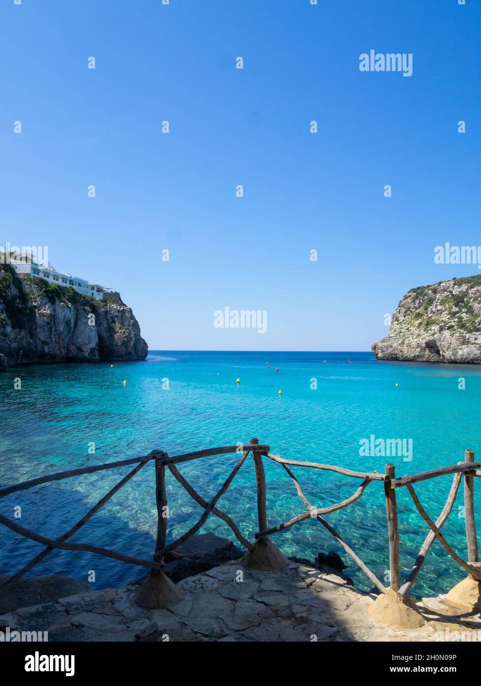 Acque turchesi tra le scogliere all'orizzonte Foto Stock