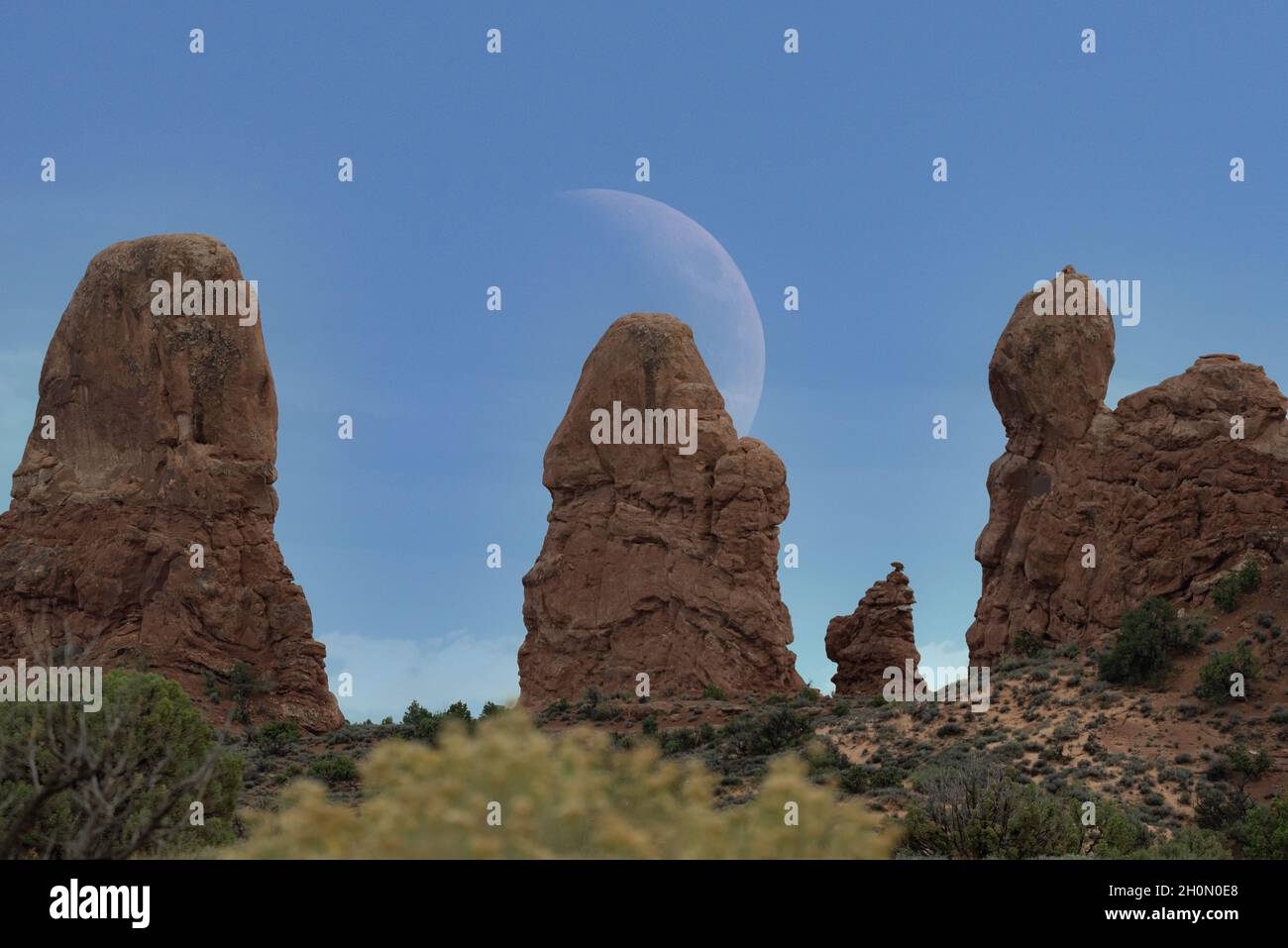 Teleobiettivo paesaggio di luna su formazioni rocciose nel bel deserto del Arches National Park, Utah, America sud-ovest Foto Stock