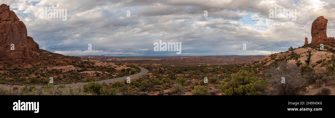 Splendida vista panoramica dal Garden of Eden con la strada del deserto nel Parco Nazionale di Arches, Moab Utah, Sud-Ovest Americano Foto Stock