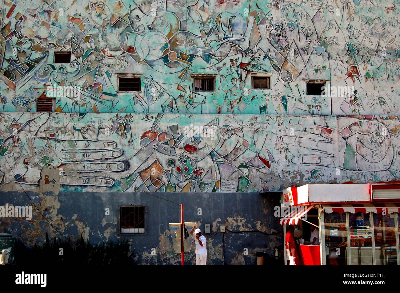 Un murale sulle pareti di un edificio. L'Avana, Cuba. 2 dicembre 2007. Ufficialmente conosciuta come Ciudad de la Habana, è la capitale, il porto principale e il principale centro commerciale di Cuba. La città è una delle 14 province cubane. Ci sono circa 2.4 milioni di abitanti, noti come Habaneros e tra questi quasi 400,000 vivono nella zona urbana rendendo l'Avana la città più grande sia a Cuba che nella regione dei Caraibi. Foto Stock