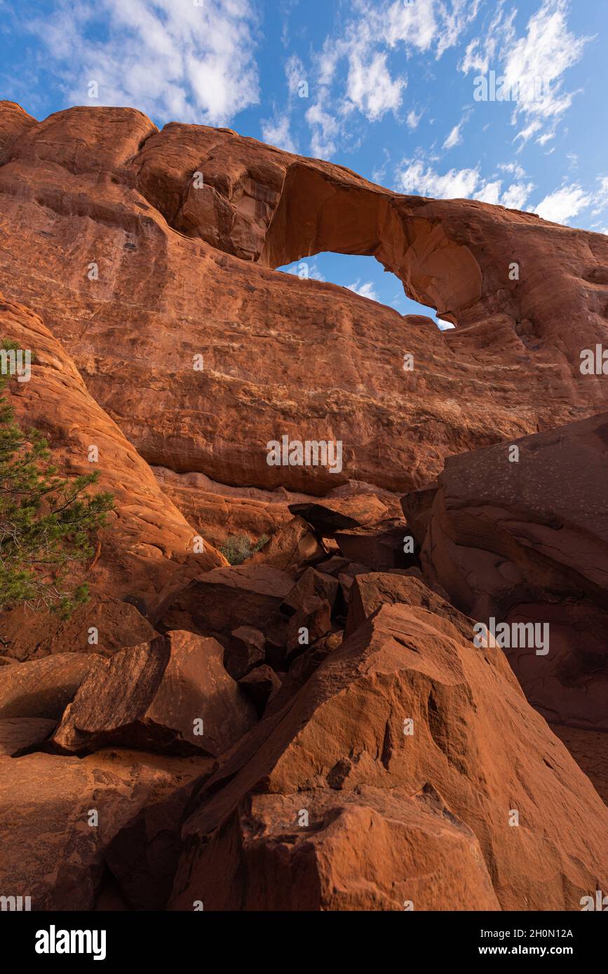 Guardando in alto dal fondo di Skyview Arch, Arches National Park, Utah, sud-ovest americano Foto Stock