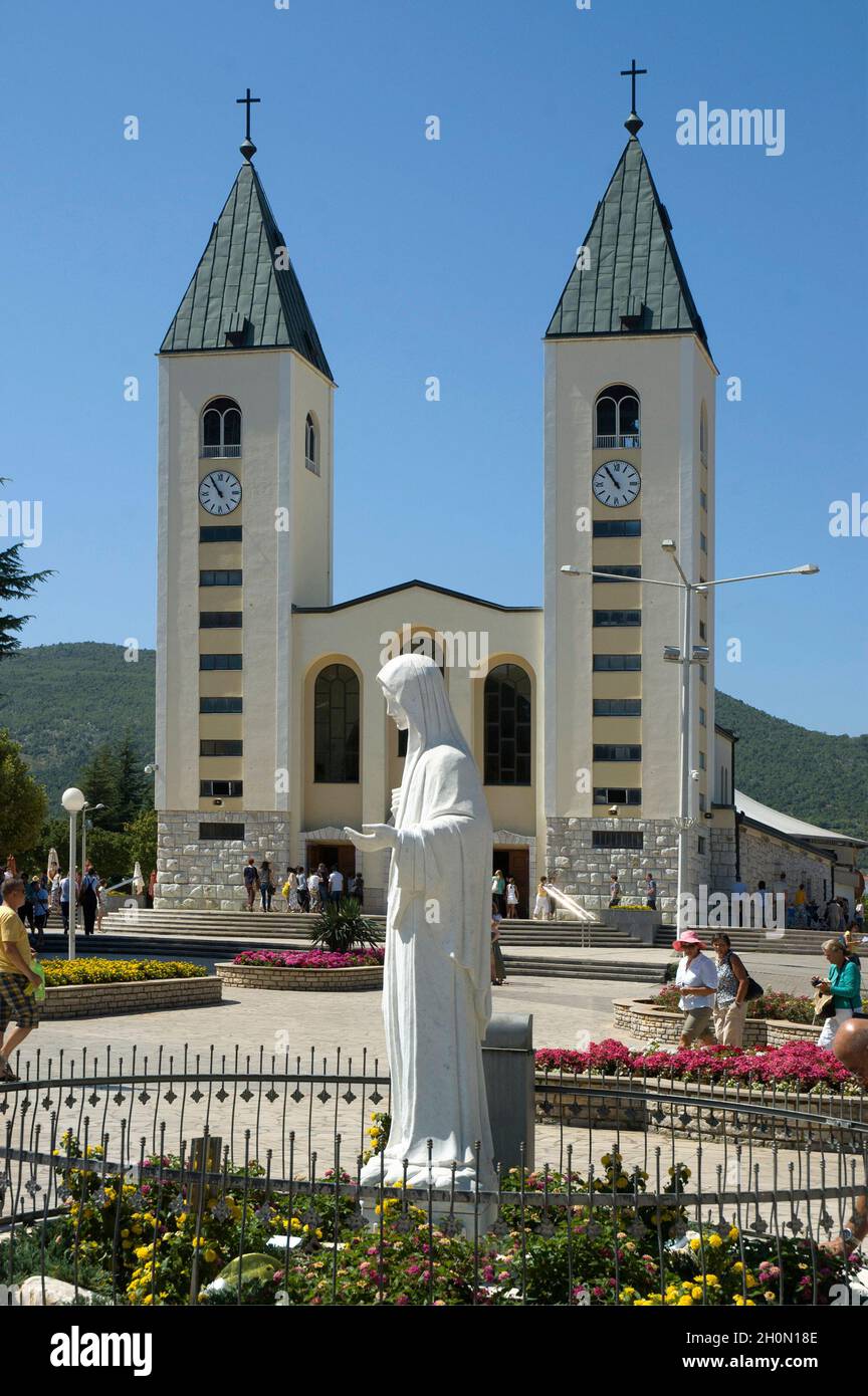 Luogo di pellegrinaggio cattolico, il santuario di nostra Signora di Medjugorje - Statua della Vergine Maria di fronte alla chiesa di San Giacomo, Međugorje, Bosnia ed egli Foto Stock