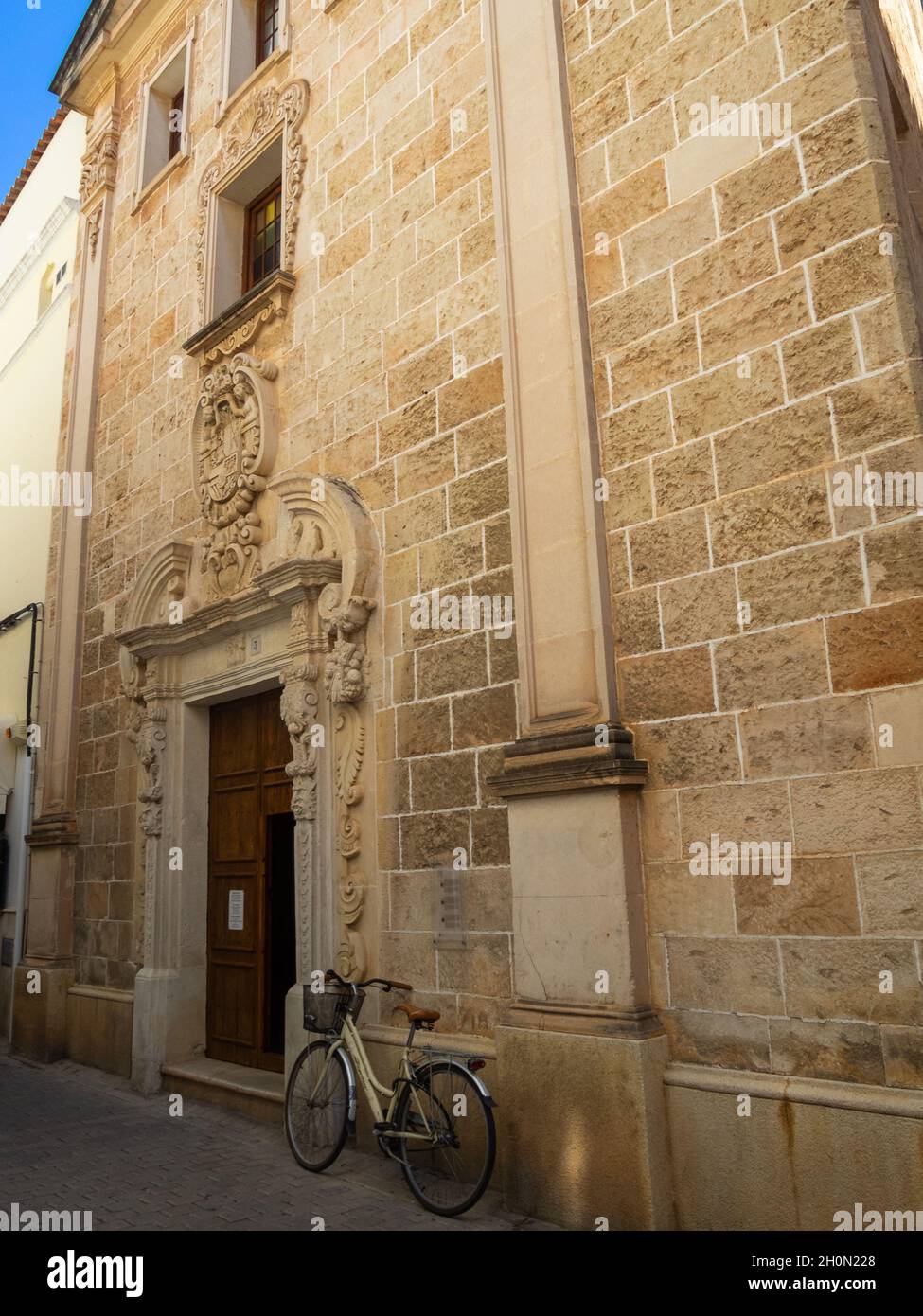 Una bicicletta alla porta di Capella Sant Crist Ciutadella de Menorca Foto Stock