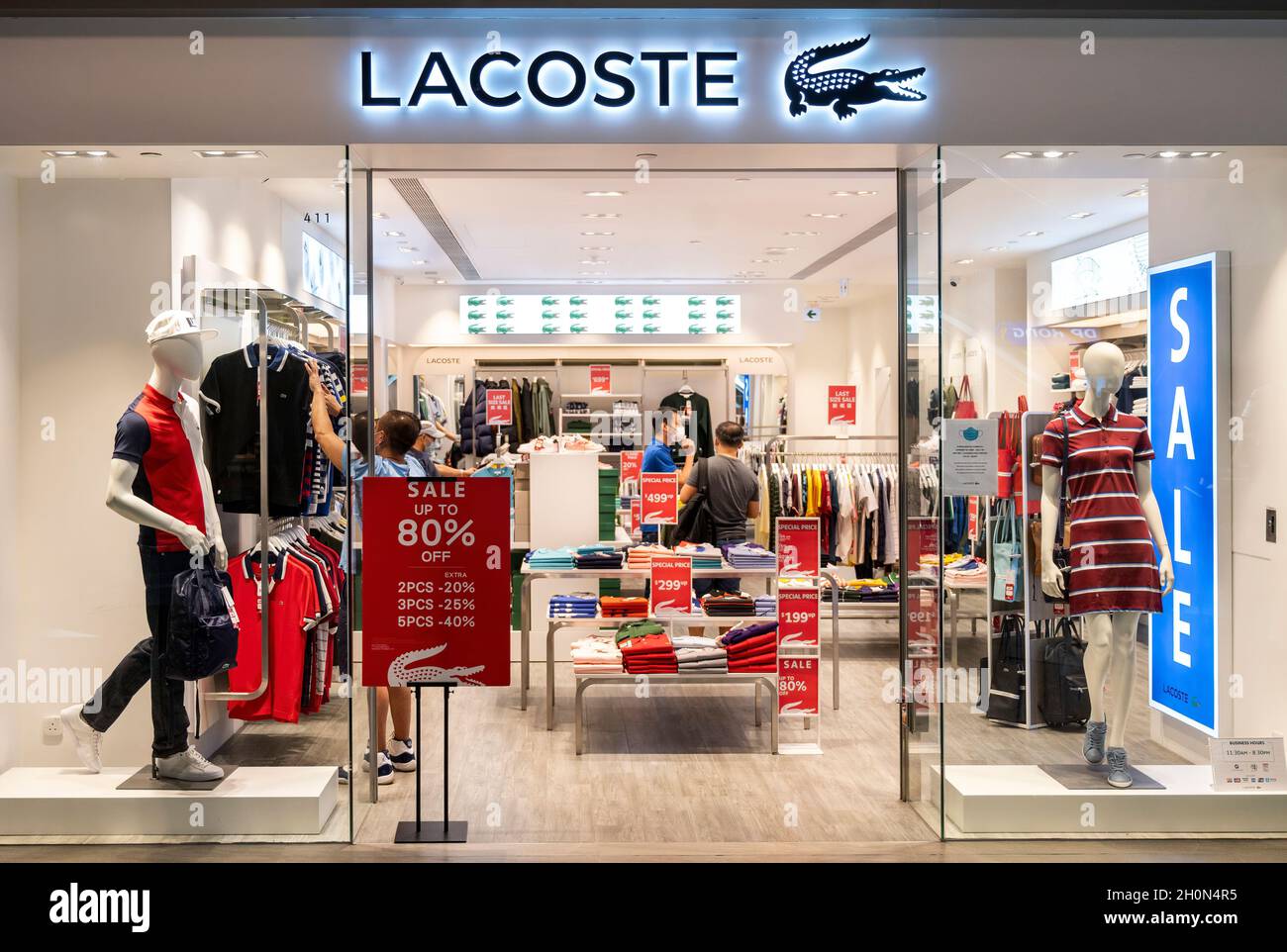 Hong Kong, Cina. 07 ottobre 2021. Negozio di abbigliamento francese Lacoste  e logo visto nel quartiere Tung Chung di Hong Kong. (Foto di Budrul  Chukrut/SOPA Images/Sipa USA) Credit: Sipa USA/Alamy Live News