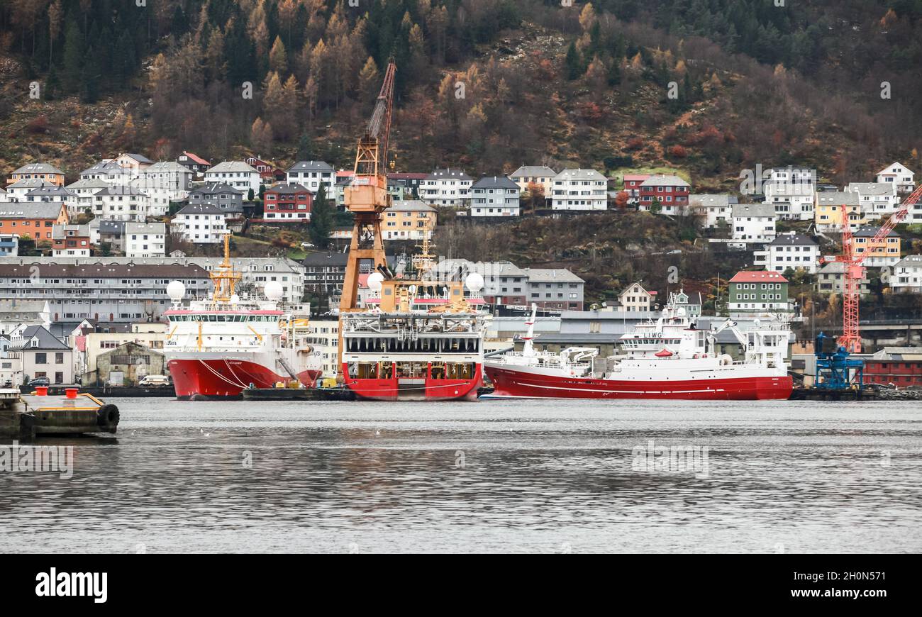 Bergen, Norvegia - 14 novembre 2017: Vista sul porto di Bergen durante il giorno, navi industriali e pescherecci da traino sono ormeggiati nel porto Foto Stock