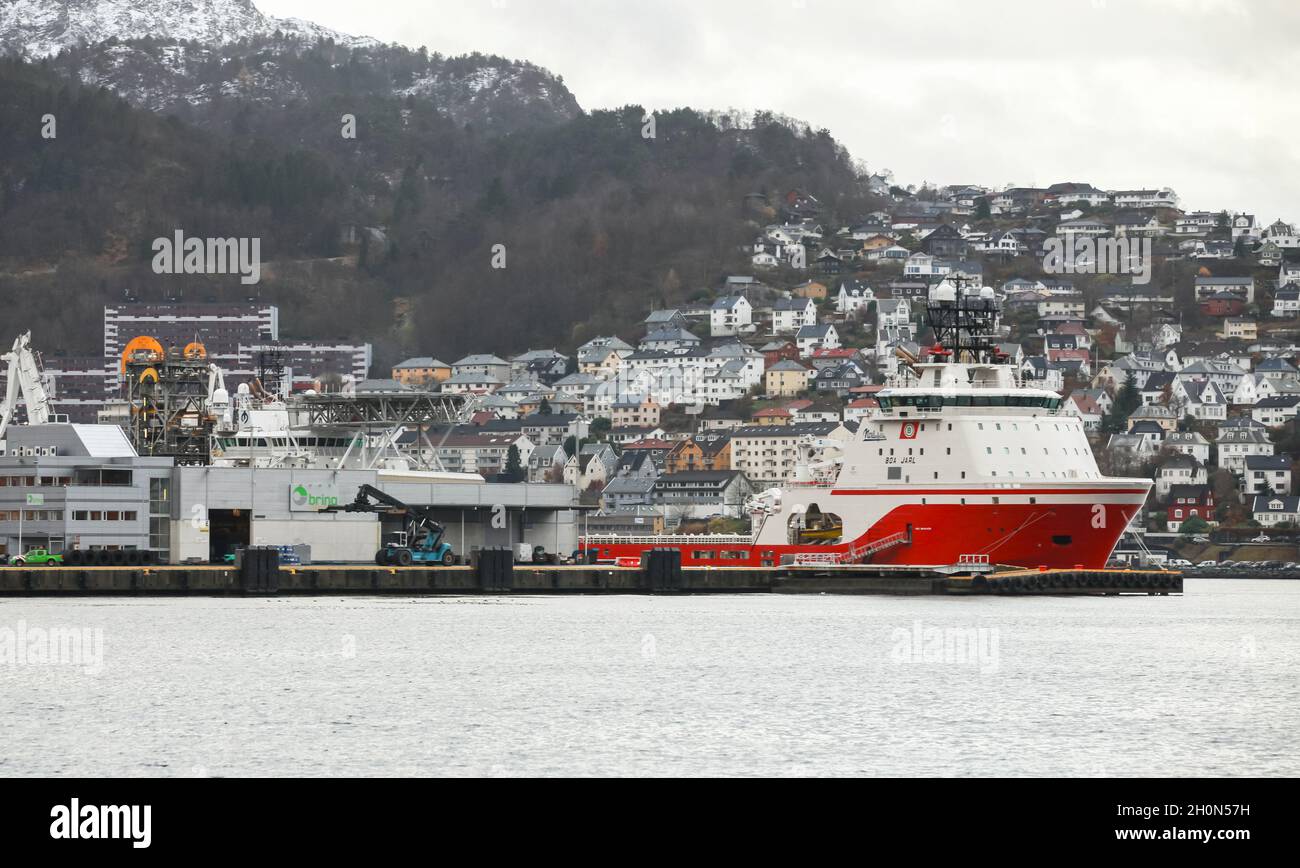 Bergen, Norvegia - 14 novembre 2017: TUG Supply la nave Boa Jarl è ormeggiata nel porto di Bergen Foto Stock