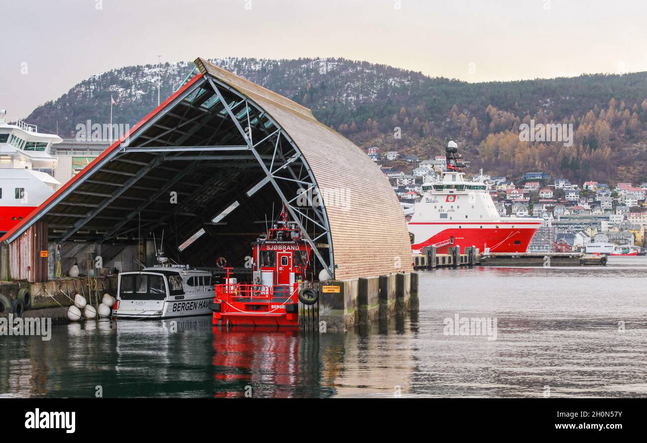 Bergen, Norvegia - 14 novembre 2017: Vista sul porto di Bergen durante il giorno, piccole imbarcazioni e navi industriali sono ormeggiate nel porto Foto Stock