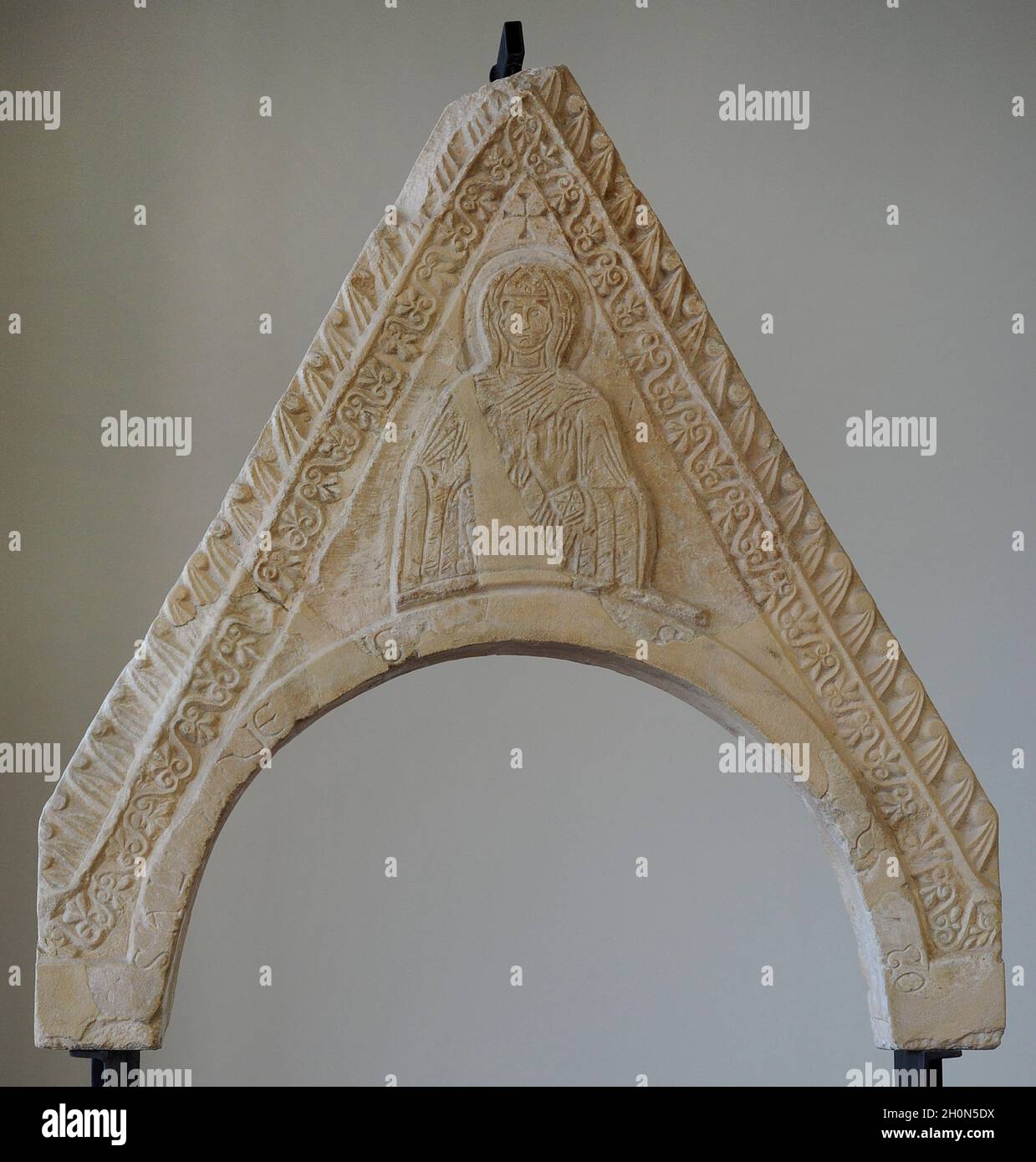 Frontone con figura della Madonna. Da Biskupija, vicino Knin. Croazia. 11 ° secolo. Museo dei monumenti archeologici croati, Spalato, Croazia. Foto Stock
