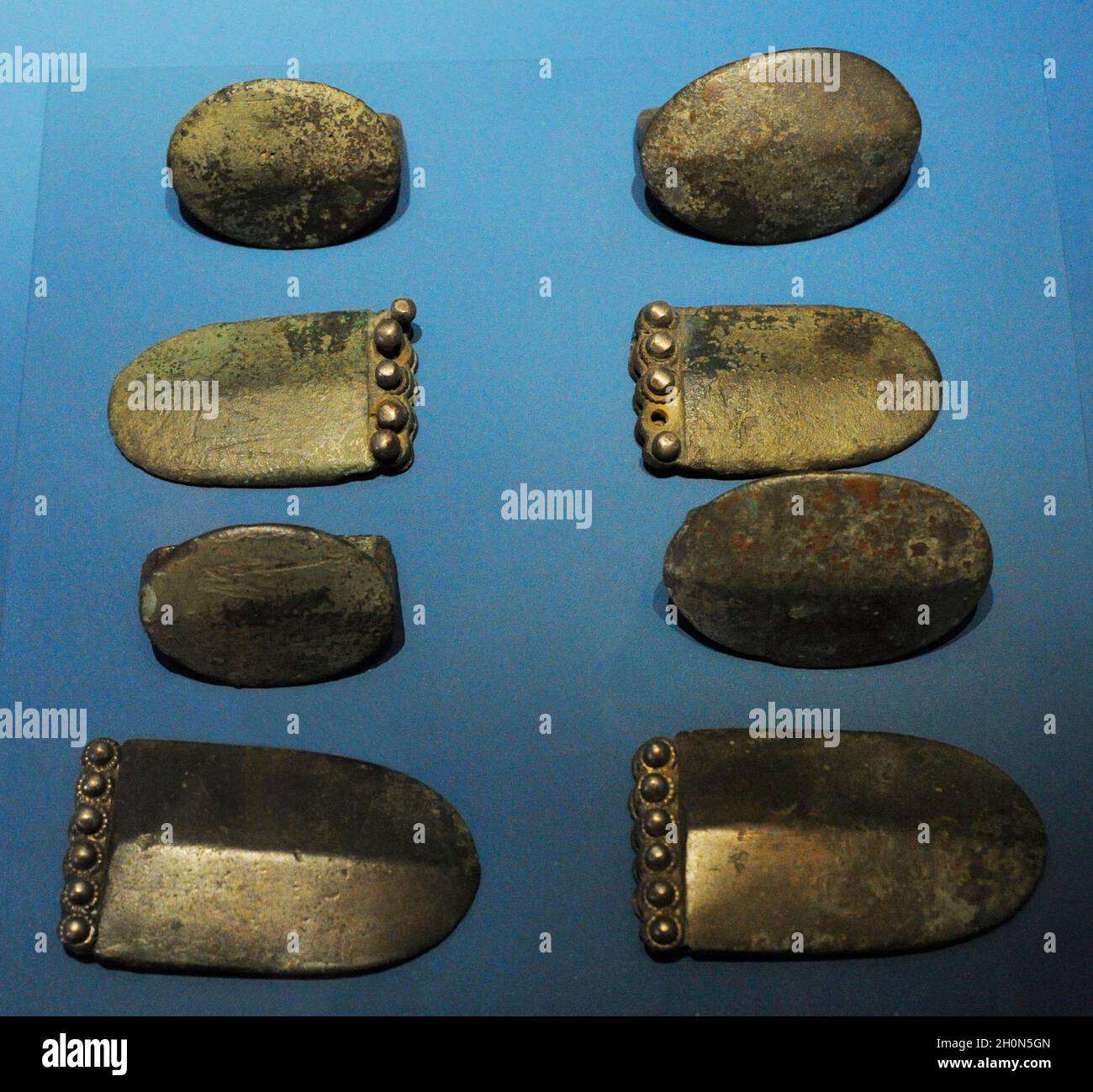 Alto Medioevo. Oggetti di bronzo di provenienza carolingia. Gornji Koljani-Crkvina, Croazia. Museo dei monumenti archeologici croati, Spalato, Croa Foto Stock