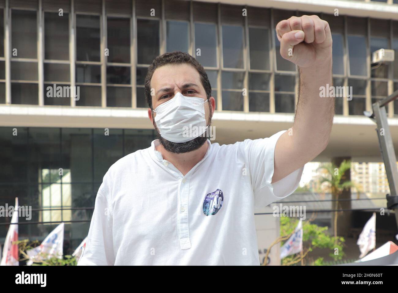 San Paolo, San Paolo, Brasile. 13 ottobre 2021. (INT) protesta dei dipendenti municipali di fronte alla Camera di San Paolo. 13 ottobre 2021, San Paolo, Brasile: Con la presenza di politici come il coordinatore MTST Guilherme Boulos, il consigliere Eduardo Suplicy e il vice Carlos Giannazi, i funzionari comunali protestano di fronte all'edificio del consiglio comunale di San Paolo, nel centro di San Paolo, Dove i 55 consiglieri della città decideranno se approvare o respingere la legge di modifica alla legge organica 07/21. L'atto protesta contro il pacchetto proposto dal sindaco di San Paolo Ricardo Nunes. CA Foto Stock